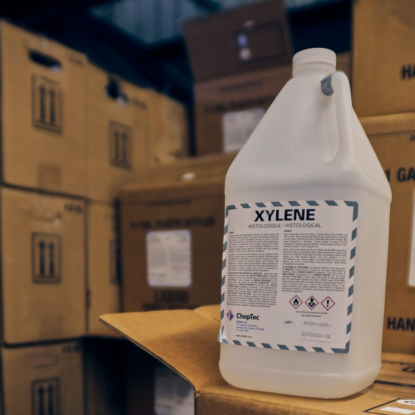 Bouteille de xylène sur des boîtes de carton