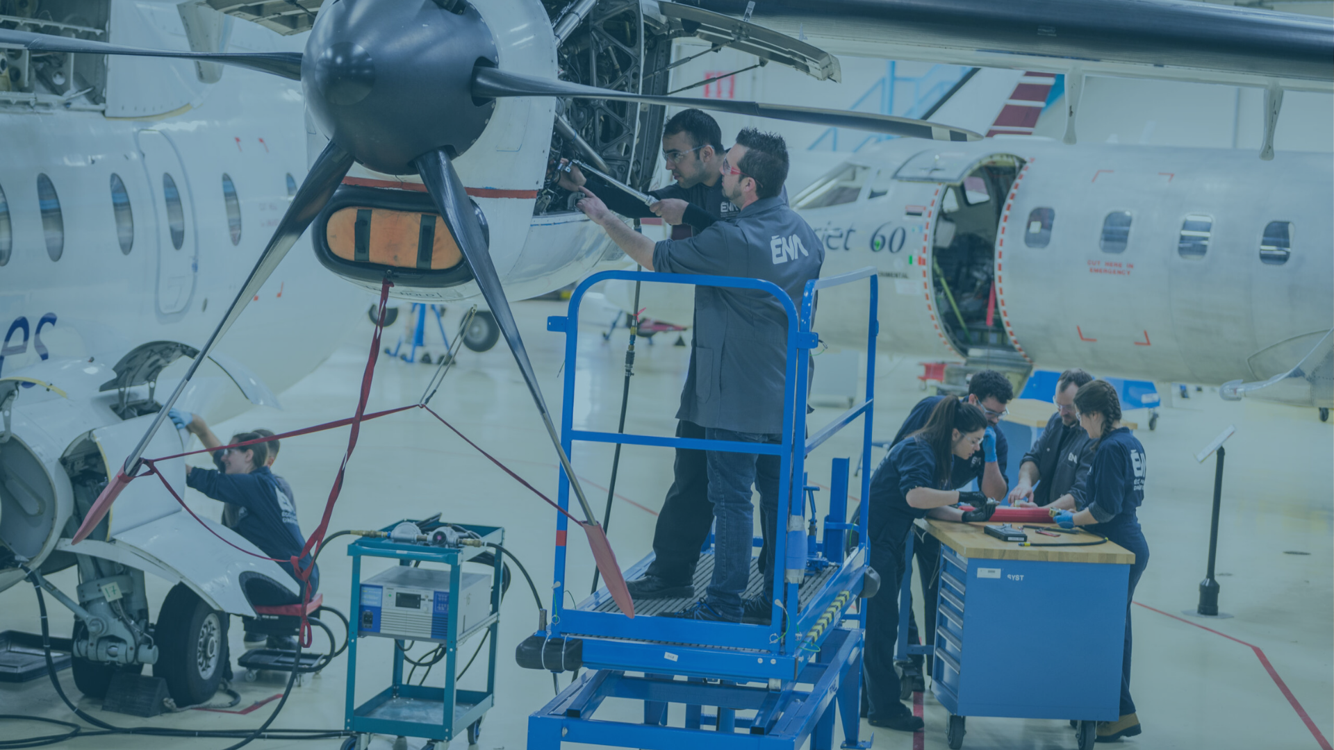 Travailleurs assemblant un avion dans un hangar