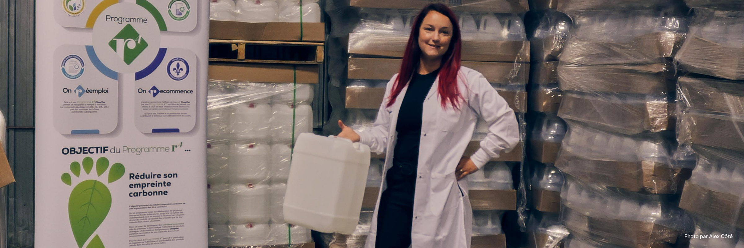 Jani Beauchamp, PDG de Chaptec, tenant un contenant réutilisable devant des palettes