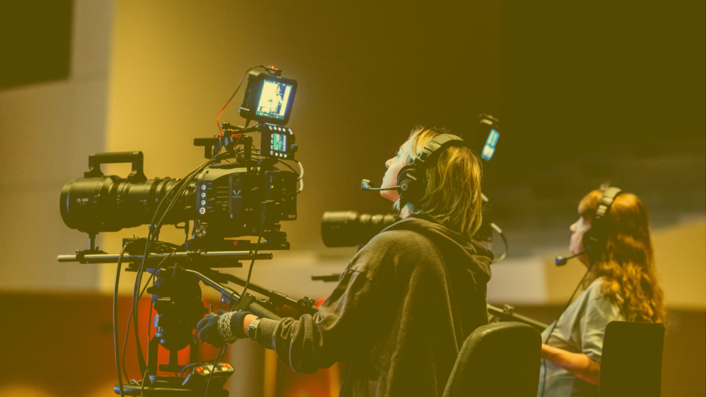 Travailleuses de l'audiovisuel derrière des caméras