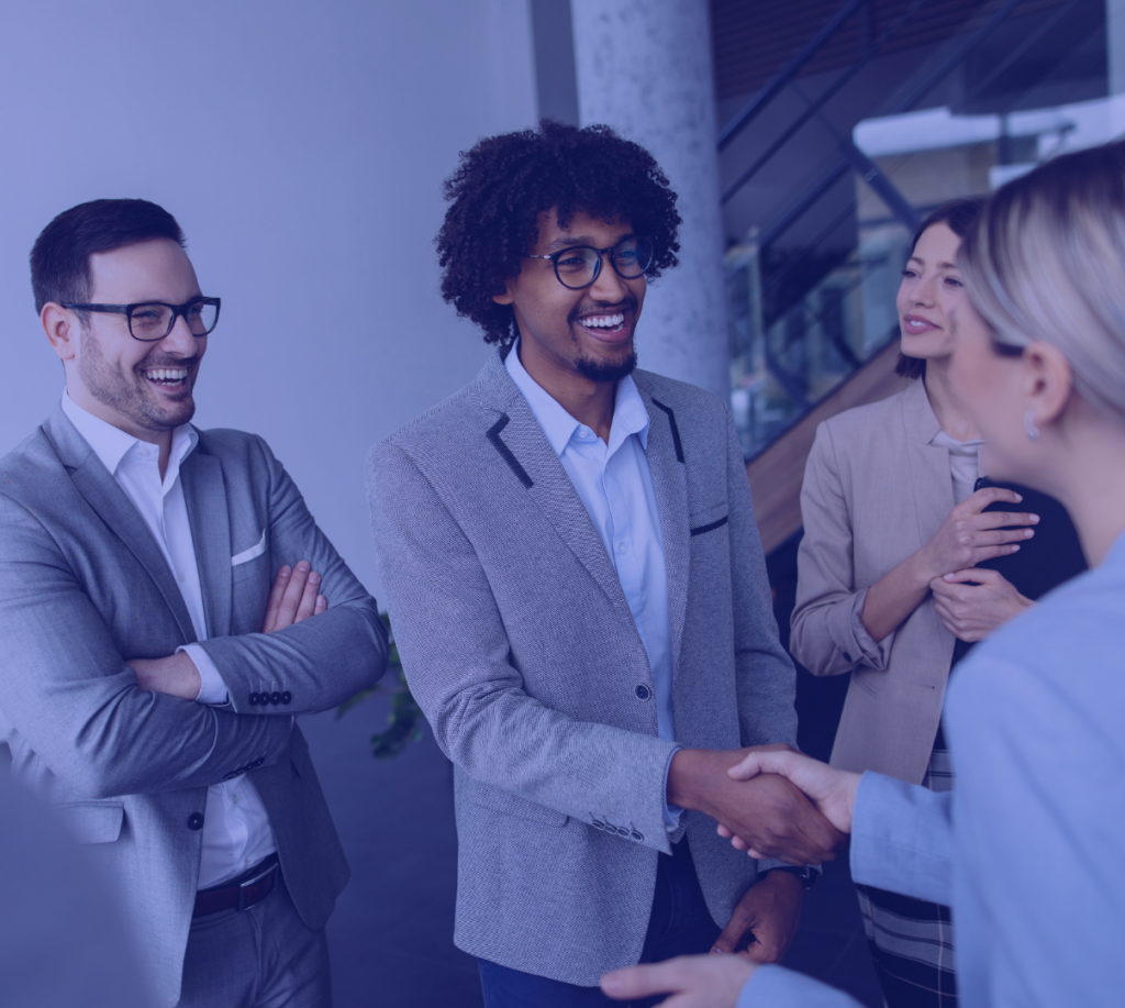 Individus dans un bureau en train de discuter et se serrer la main