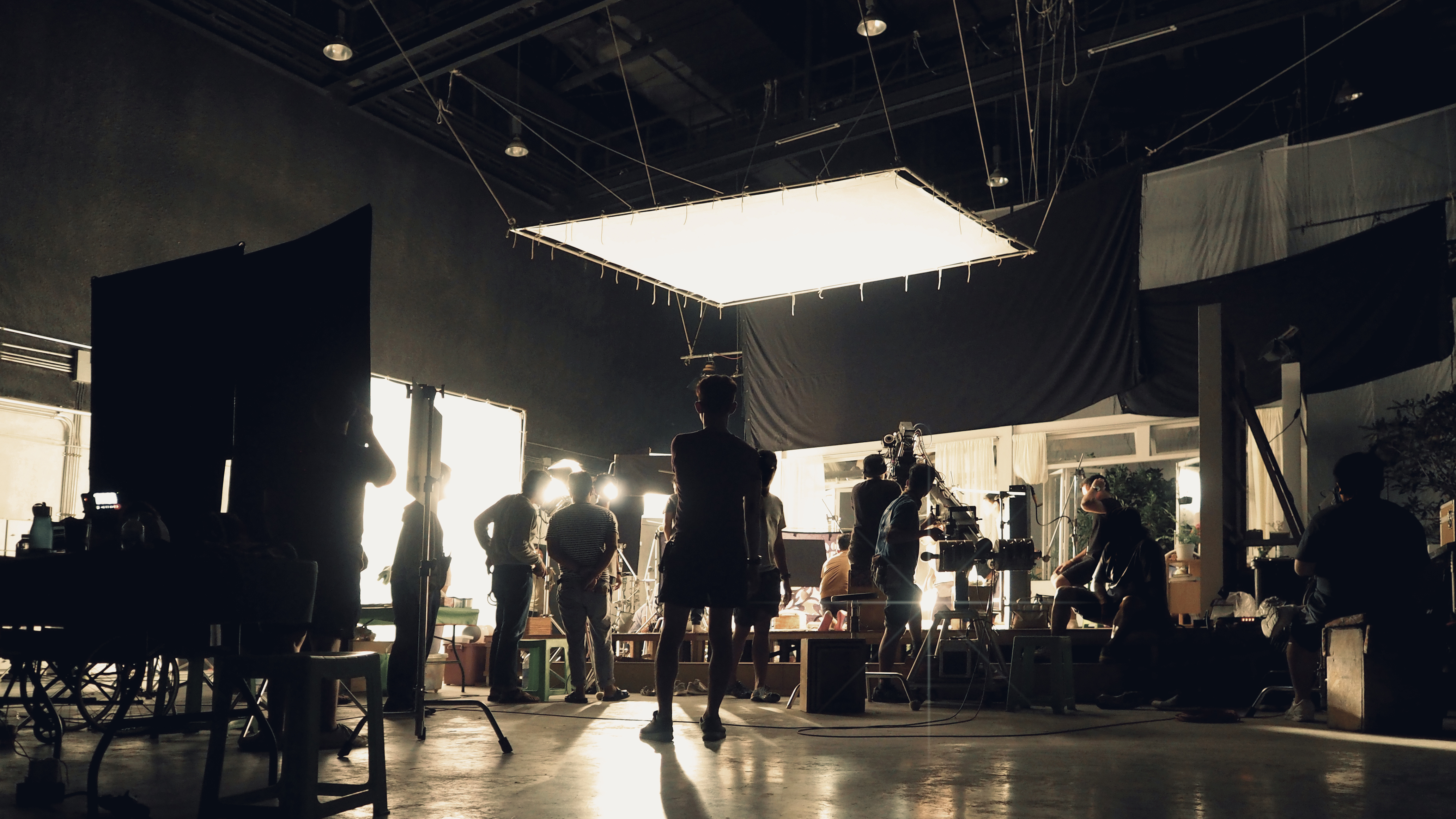 silouhettes de personnes travaillant sur une production audiovisuelle