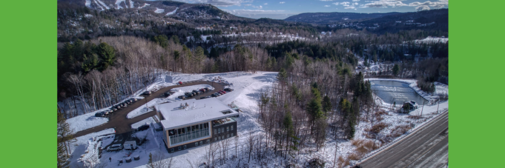 Vue du siège social d'Équipe à Sainte-Adèle avec le l'étang source de chaleur à côté