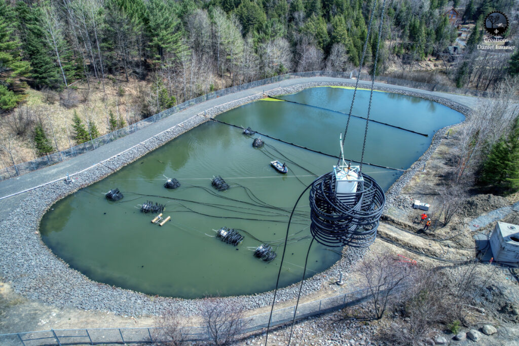Photo de l'étang d'où le bâtiment d'Équipe Laurence puise son énergie