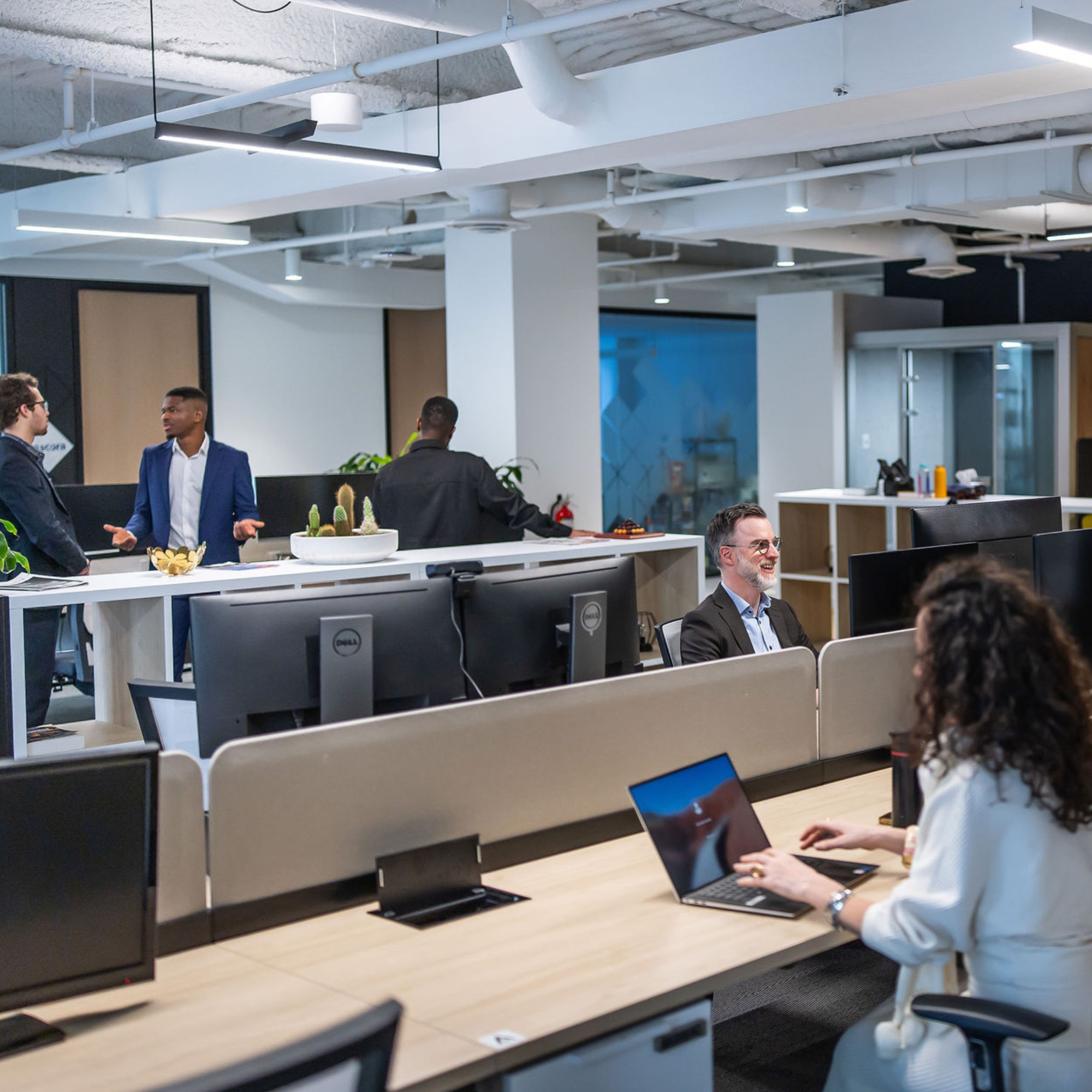 Personnel au travail dans un bureau de la Station Fintech